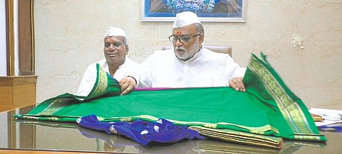श्री विठ्ठल-रुक्‍मिणीला महापूजेसाठी बनारसी पोशाख 