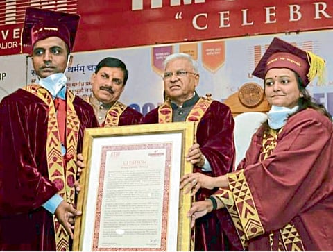 ग्लोबल टिचर डिसले गुरुजी बनले ‘डॉक्‍टर’