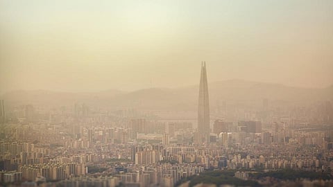Air Pollution : घसा खवखवतोय, डोकेदुखी जाणवते? 'असे' राहा हेल्दी