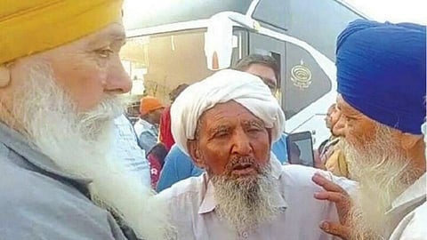 two old friends from india and pakistan reunite in kartarpur gurdwara darbar sahib 