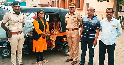 व्हायरल व्हिडीओमुळे रस्त्यावरील आजीबाईंना मिळाला सहारा 