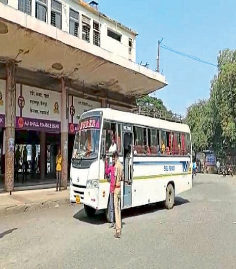 बसस्‍थानकाच्‍या फलाटावर खासगी ट्रॅव्‍हल!