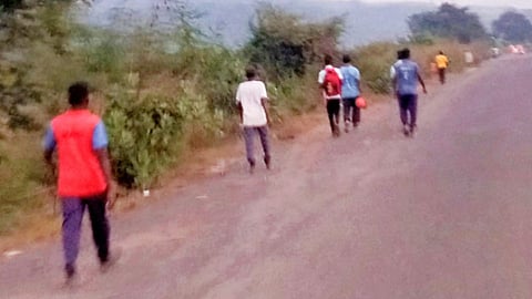 एसटीच्या संपाने गावगाडा थांबला; गैरसोय आणि त्रास, व्यवहार ठप्प