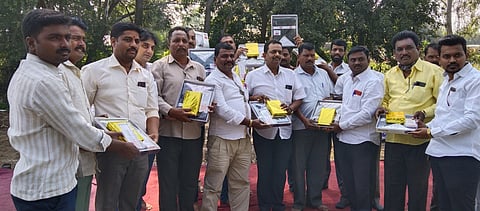 दौंड : एसटी आगारात संपावर असणार्या एसटी कर्मचार्यांना दिला दिवाळी फराळ 