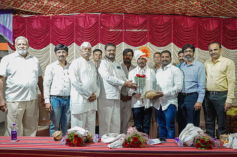 पेठ : ट्रक मालकांकडून ड्रायव्हरचा सत्कार सोहळा 