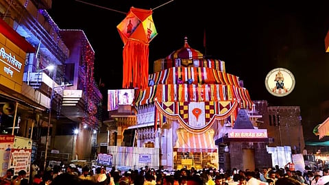 कार्तिकी एकादशीनिमित्त आकर्षक फुलांनी व विद्युत रोषणाईने सजले विठ्ठल मंदिर