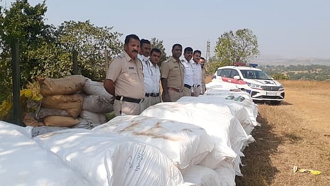Highway Ghoti Police seized gutka worth Rs 25 lakh on Nashik Mumbai Highway 