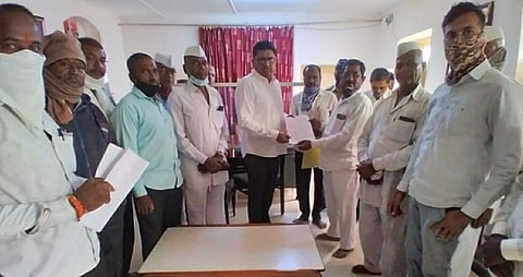 भूसंपादनाबाबत तनपुरे यांना निवेदन 