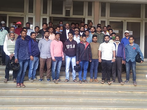 न्यायालयीन सुनावणीला हजर असलेले येळ्ळूर येथील कार्यकर्ते व ऍड. श्याम सुंदर पत्तार.