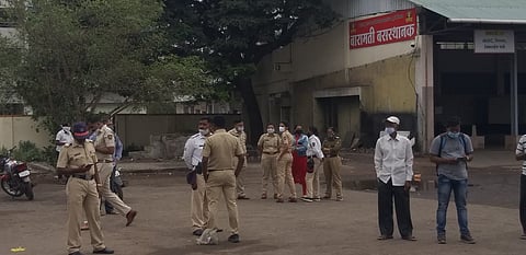 Baramati : खासगी वाहतूकदारांकडून प्रवाशांची लूट; RTOची कारवाई