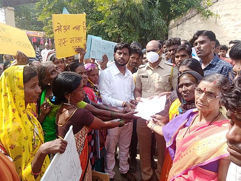नारीशक्ती धडकली पोलिस स्टेशनला 