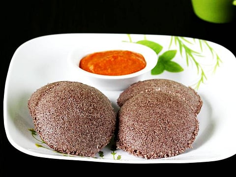 नाचणी इडली
