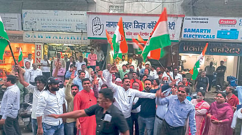 कृषी कायदा मागे : कॉंग्रेसने फोडले फटाके 