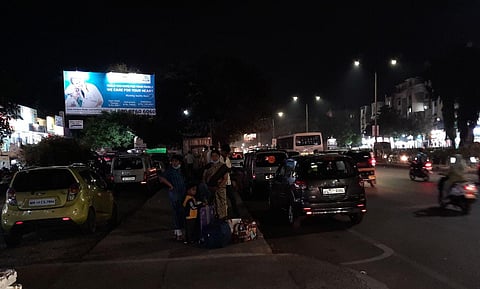 हडपसर : एसटी बंद असल्याने येथील थांब्यावर खासगी प्रवासी वाहनांचा राबता मोठ्याप्रमाणात वाढला आहे.