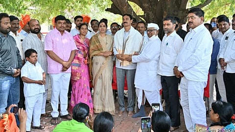 After accepting the Padma Shri award Popatrao Pawar went to meet Anna Hazare 