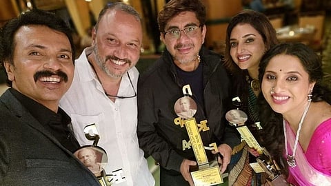 Aai Kuthe Kay Karte Team 