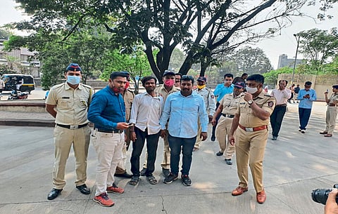 Police Commissionerate front of the youth Of self immolation Try