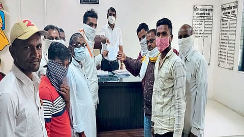 स्वाभिमानी शेतकरी संघटनेचे भरपाईसाठी तहसीलदारांना साकडे