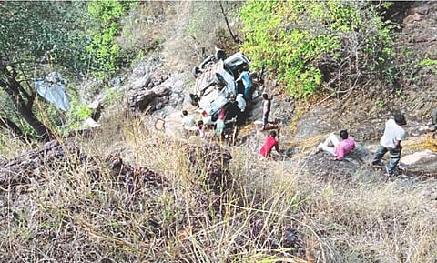 शिंगणापूर घाटातील खोल दरीत कोसळली कार! माय-लेकराचा मृत्यू
