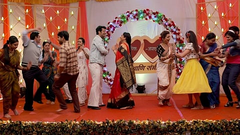 aai kuthe kay karte 