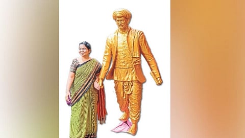 रिअल हीरोसोबत महिलांचे फोटोसेशन