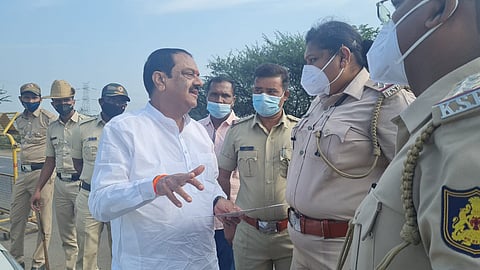 अध्यक्षांवर कन्नड गुंडांचा भ्याड हल्ला; शिवसेना आक्रमक