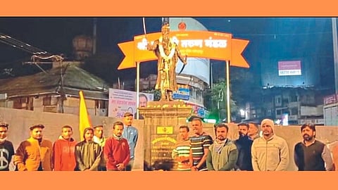  कोल्हापूर ः बंगळूर (कर्नाटक) मध्ये समाजकंटकांकडून शिवाजी महाराज यांच्या पुळ्याची विटंबनेच्या निषेध करत येथील छत्रपती शिवाजी महाराजांच्या पुतळ्याला अभिषेक घातला. याप्रसंगी कार्यकर्ते.