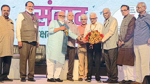 साहित्यनिर्मितीतील अद्वैतांना कृतज्ञतेचा नमस्कार