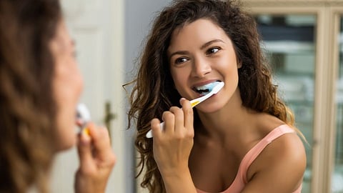 brush the teeth