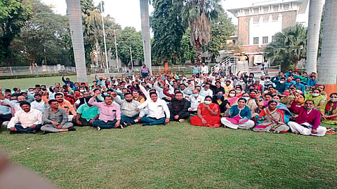 औरंगाबाद : कर्मचाऱ्यांच्या बेमुदत संपाने विद्यापीठ चौथ्या दिवशीही ठप्प