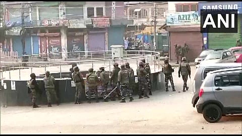 काश्मीरमध्ये दहशतवाद्यांकडून पोलिसांवर हल्ला; दोन कर्मचारी शहीद