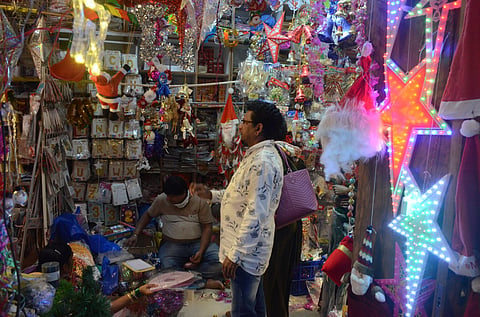 ख्रिसमस ट्री’, विद्युत माळांनी बाजारपेठ सजली 