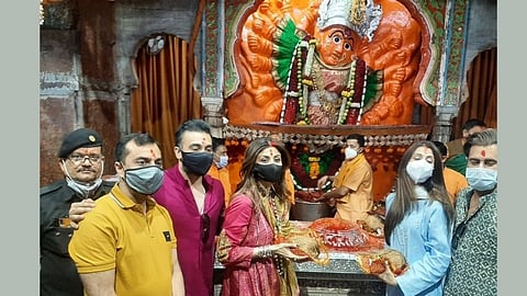 bollywood actress shilpa shetty and raj kundra visited saptashrungi devi temple  