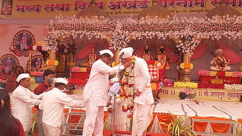 mla hiraman khoskar forgot the corona restrictions and participated in the kirtan 