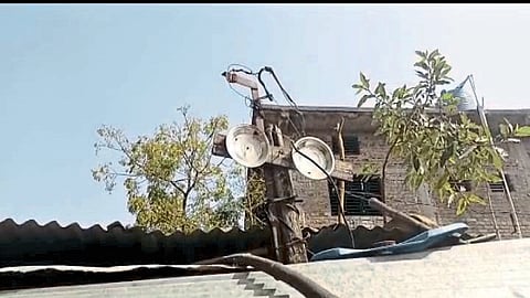 स्टिल प्लेटस आणि डिश वायर वापरून तयार केलेले शेकडो मोबाईल नेटवर्कचे हे मिनी टॉवर 
