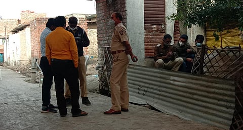 मृतकांच्या घरासमोर पंचनामा करतांना आर्णी पोलीस