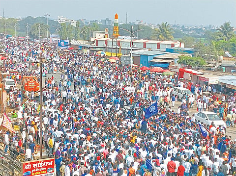विजयस्तंभ अभिवादनासाठी लोटला जनसागर