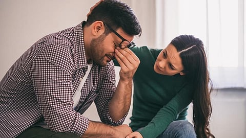 तुमच्या जोडीदाराला नैराश्य आलंय? कशी मदत करावी, जाणून घ्या 