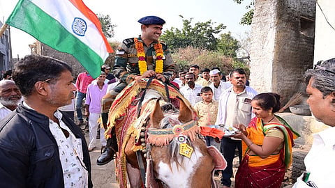 Indian Army Jawan Welcomes In Aurangabad