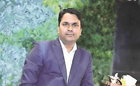 कोरोनामुळे आधी नोकरी, नंतर वडील गमावले; मद्यधुंद पोलिसामुळे तरुणाचा मृत्यू  