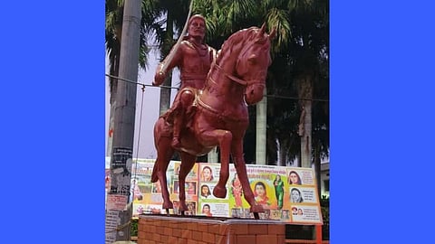 राजमाता जिजाऊ यांच्या राजवाड्यासमोर अज्ञात व्यक्तीने उभारलेला छत्रपती शिवाजी महाराजांचा अश्‍वारूढ पुतळा