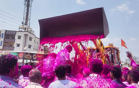 विजयी मिरवणूक काढली