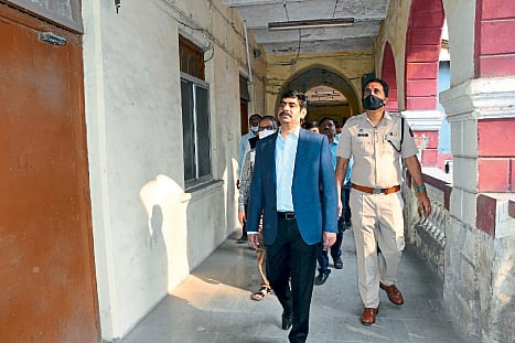 rajendra bhosale ahmednagar Zilla Parishad Inspection of old building by authorities 