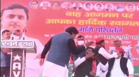 अखिलेश यांच्यासमोरच जिल्हा अध्यक्षांवर उगारला हात; भरसभेत फुटलं हसू