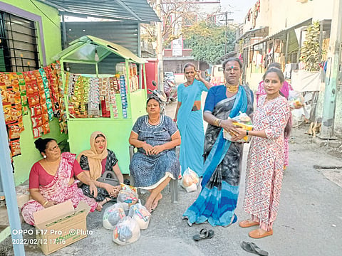 दापोडीत तृतीयपंथींना जिवनावश्यक वस्तूंचे वाटप