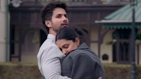 bollywoods movies memorable hugging scenes
