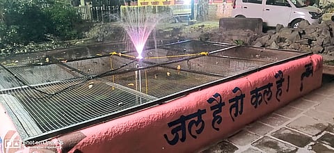 महादेव मंदिर परिसरातील 
विहिरीवर आकर्षक कारंजे
