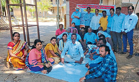 hunger strike of Gabit community in Sindhudurganagari caste certificate