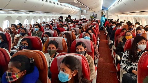 २१९ भारतीय नागरिकांसह रोमानियाहून विमान मुंबईला रवाना झाले आहे. याचे छायाचित्र.
