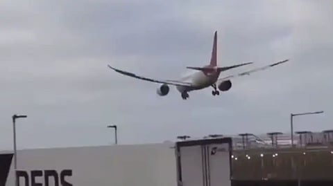 भारतीय वैमानिकांची कमाल, ब्रिटनमधील वादळातून काढली वाट; VIDEO व्हायरल